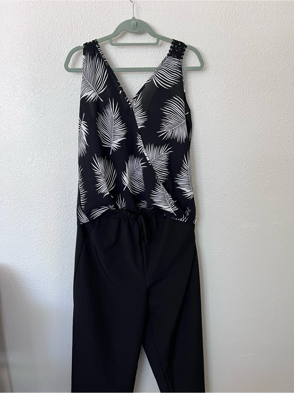 Black & White Palm print  2 pcs outfit Med bottom & Lrg top- see measurements pl